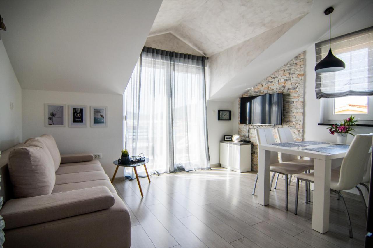 Apartments Up&Up Рогозница Экстерьер фото